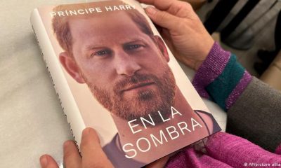 "En la sombra", libro sobre la biografía del príncipe Enrique. Foto: DW