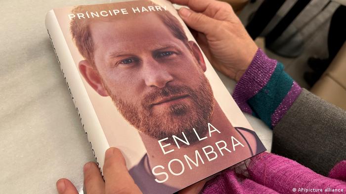 "En la sombra", libro sobre la biografía del príncipe Enrique. Foto: DW