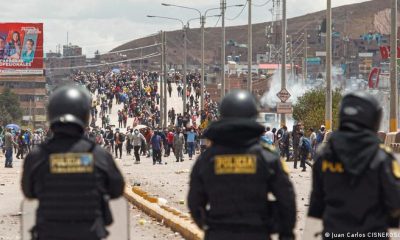 El ministro de Economía, Alex Contreras, estimó que las pérdidas por las protestas en los últimos cinco días ascienden a 50 millones de dólares, y afectan especialmente a los sectores de agricultura y turismo. Manifestantes que apoyan al expresidente Pedro Castillo se enfrentaron con la policía en la localidad peruana de Juliaca el 07.01.2023. Manifestantes que apoyan al expresidente Pedro Castillo se enfrentaron con la policía en la localidad peruana de Juliaca el 07.01.2023. Las manifestaciones en Perú que exigen la renuncia de la presidenta Dina Boluarte dejaron 67 personas hospitalizadas en cuatro días de bloqueos de vías y movilizaciones en distintas regiones del país, se informó el domingo (08.01.2023). "Durante las manifestaciones públicas a nivel nacional se reportan 67 hospitalizaciones. Todos los pacientes reciben atención médica permanente", indicó el Ministerio en su cuenta de Twitter.El reporte de la cartera entre el 4 al 8 de enero señaló que la mayoría de las personas hospitalizadas (62 hospitalizados) se encuentran en la ciudad andina de Puno (sureste), donde el viernes y sábado se produjeron fuertes enfrentamientos de manifestantes y miembros de las fuerzas del orden. Las protestas contra el nuevo gobierno se reiniciaron el miércoles tras un receso por las fiestas de fin de año. Los manifestantes mantenían el domingo bloqueos de carreteras en seis de los 24 departamentos de Perú, incluyendo regiones turísticas como Puno, a orillas del lago Titicaca; Cusco, Arequipa, Madre de Dios, además de Apurímac y Ucayali. El sábado (07.01.2023) se registraron fuertes enfrentamientos entre manifestantes y la policía en la ciudad de Juliaca, en la región Pun -frontera con Bolivia-, donde hubo un intento de toma del aeropuerto. El sábado (07.01.2023) se registraron fuertes enfrentamientos entre manifestantes y la policía en la ciudad de Juliaca, en la región Pun -frontera con Bolivia-, donde hubo un intento de toma del aeropuerto. El sábado se registraron fuertes enfrentamientos entre manifestantes y la policía en la ciudad de Juliaca, en la región Pun -frontera con Bolivia-, donde hubo un intento de toma del aeropuerto. La Defensoría del Pueblo reportó 16 heridos en los enfrentamientos en esta región, entre ellos cuatro policías. Las protestas estallaron el 7 de diciembre, luego de que Boluarte, entonces vicepresidenta, asumió el gobierno en reemplazo del izquierdista Pedro Castillo, destituido por el Congreso tras su fallido autogolpe de Estado al intentar disolver el Legislativo y su detención bajo cargos de rebelión. Aunque se considera de izquierda, Boluarte es vista como "traidora" por las comunidades y militantes que apoyan a Castillo. Los sectores de derecha que antes promovían su caída ahora la respaldan. Foto: DW