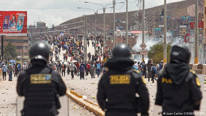 El ministro de Economía, Alex Contreras, estimó que las pérdidas por las protestas en los últimos cinco días ascienden a 50 millones de dólares, y afectan especialmente a los sectores de agricultura y turismo. Manifestantes que apoyan al expresidente Pedro Castillo se enfrentaron con la policía en la localidad peruana de Juliaca el 07.01.2023. Manifestantes que apoyan al expresidente Pedro Castillo se enfrentaron con la policía en la localidad peruana de Juliaca el 07.01.2023. Las manifestaciones en Perú que exigen la renuncia de la presidenta Dina Boluarte dejaron 67 personas hospitalizadas en cuatro días de bloqueos de vías y movilizaciones en distintas regiones del país, se informó el domingo (08.01.2023). "Durante las manifestaciones públicas a nivel nacional se reportan 67 hospitalizaciones. Todos los pacientes reciben atención médica permanente", indicó el Ministerio en su cuenta de Twitter.El reporte de la cartera entre el 4 al 8 de enero señaló que la mayoría de las personas hospitalizadas (62 hospitalizados) se encuentran en la ciudad andina de Puno (sureste), donde el viernes y sábado se produjeron fuertes enfrentamientos de manifestantes y miembros de las fuerzas del orden. Las protestas contra el nuevo gobierno se reiniciaron el miércoles tras un receso por las fiestas de fin de año. Los manifestantes mantenían el domingo bloqueos de carreteras en seis de los 24 departamentos de Perú, incluyendo regiones turísticas como Puno, a orillas del lago Titicaca; Cusco, Arequipa, Madre de Dios, además de Apurímac y Ucayali. El sábado (07.01.2023) se registraron fuertes enfrentamientos entre manifestantes y la policía en la ciudad de Juliaca, en la región Pun -frontera con Bolivia-, donde hubo un intento de toma del aeropuerto. El sábado (07.01.2023) se registraron fuertes enfrentamientos entre manifestantes y la policía en la ciudad de Juliaca, en la región Pun -frontera con Bolivia-, donde hubo un intento de toma del aeropuerto. El sábado se registraron fuertes enfrentamientos entre manifestantes y la policía en la ciudad de Juliaca, en la región Pun -frontera con Bolivia-, donde hubo un intento de toma del aeropuerto. La Defensoría del Pueblo reportó 16 heridos en los enfrentamientos en esta región, entre ellos cuatro policías. Las protestas estallaron el 7 de diciembre, luego de que Boluarte, entonces vicepresidenta, asumió el gobierno en reemplazo del izquierdista Pedro Castillo, destituido por el Congreso tras su fallido autogolpe de Estado al intentar disolver el Legislativo y su detención bajo cargos de rebelión. Aunque se considera de izquierda, Boluarte es vista como "traidora" por las comunidades y militantes que apoyan a Castillo. Los sectores de derecha que antes promovían su caída ahora la respaldan. Foto: DW