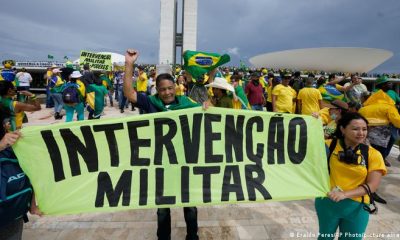 Seguidores de Bolsonaro piden "intervención militar" durante el asalto al Palacio presidencial de Planalto, en Brasilia. Foto: DW