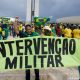 Seguidores de Bolsonaro piden "intervención militar" durante el asalto al Palacio presidencial de Planalto, en Brasilia. Foto: DW