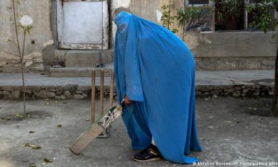 Los talibanes prohibieron a las mujeres practicar deportes. En esta foto, una mujer afgana con burka sostiene un bate de cricket. Foto: DW