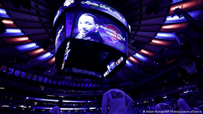 La NBA realizó un homenaje a Martin Luther King antes de uno de sus juegos de baloncesto en Nueva York. Foto: DW.