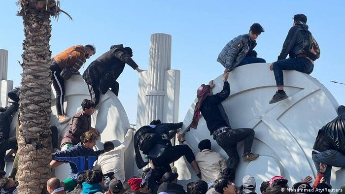 Aficionados tratando de ingresar en el estadio. Foto: DW