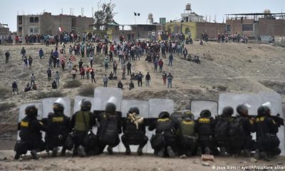 Manifestantes antigubernamentales se enfrentan a la seguridad fuera del aeropuerto Alfredo Rodríguez Ballón en Arequipa. Foto: DW