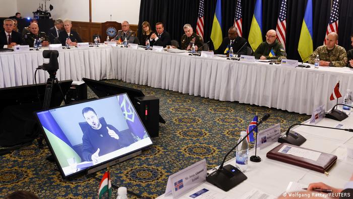 Intervención de Zelenski por videoconferencia en el encuentro de Ramstein. Foto: DW