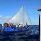Un equipo de guardacostas detiene cerca de las Islas Caimán, un velero casero que transportaba migrantes cubanos que intentaban huir de la isla como parte del éxodo ocurrido en 2022. Foto: DW