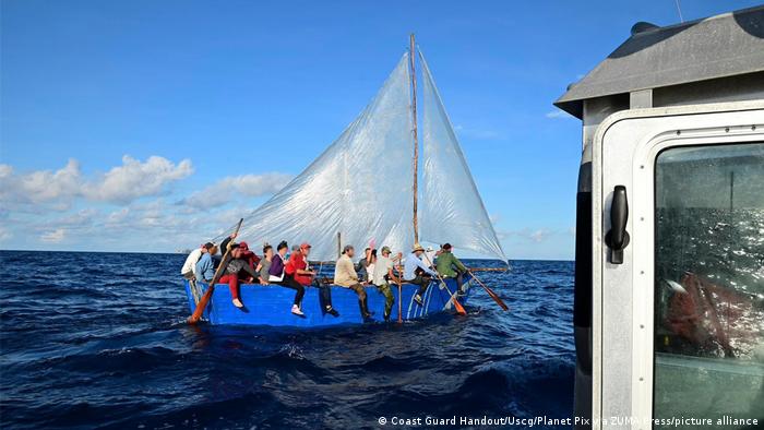 Un equipo de guardacostas detiene cerca de las Islas Caimán, un velero casero que transportaba migrantes cubanos que intentaban huir de la isla como parte del éxodo ocurrido en 2022. Foto: DW