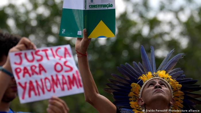 "Justicia para los yanomami", pide el líder Nando Potiguara. Foto: DW.