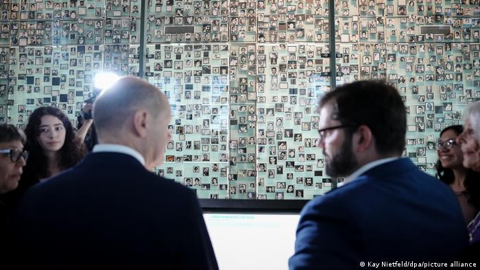 El canciller de Alemania, Olaf Scholz, y el presidente de Chile, Gabriel Boric, observan imágenes de víctimas de la dictadura durante su visita al Museo de la Memoria. Foto: DW