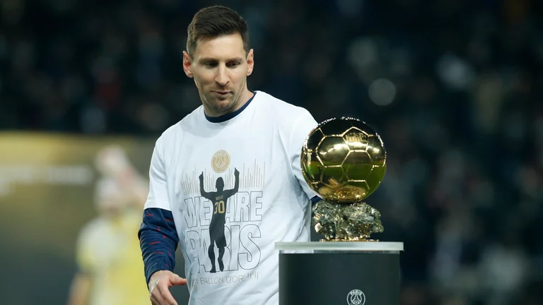 PSG celebró en cancha cuando Lionel Messi ganó su séptimo Balón de Oro. Foto: Infobae.