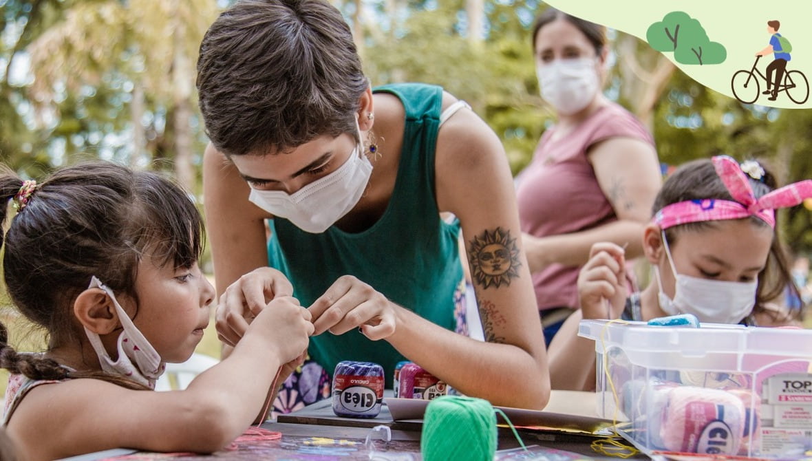 Enseñando bordado a los más pequeños, durante la última edición de Arte al Parque. Cortesía