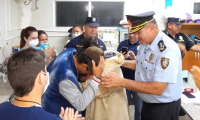 Los padres abrazan a la criatura. (Foto archivo- Policía Nacional)