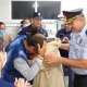 Los padres abrazan a la criatura. (Foto archivo- Policía Nacional)