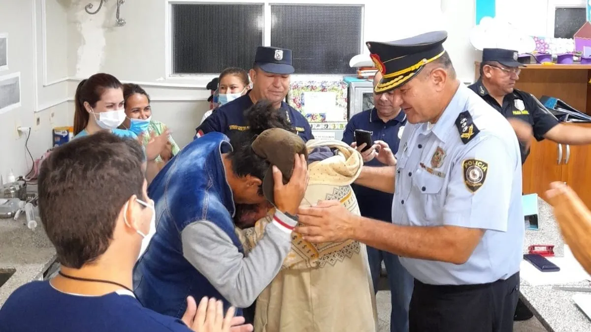 Los padres abrazan a la criatura. (Foto archivo- Policía Nacional)