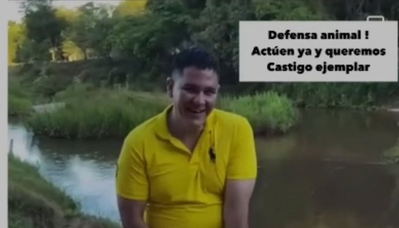 El hombre fue grabado mientras lanzaba a un perrito al agua. Foto: Captura de video