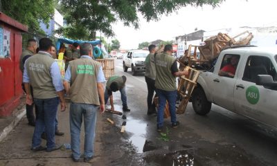 Agentes retiran estacionamientos reservados. Foto: Municipalidad de Asunción