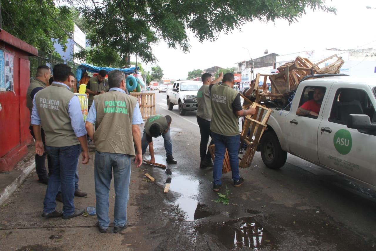 Agentes retiran estacionamientos reservados. Foto: Municipalidad de Asunción