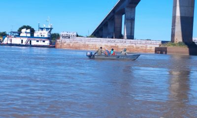 Agentes de la Prefectura Naval se abocaron en la búsqueda de las víctimas. Foto: Armada Paraguaya