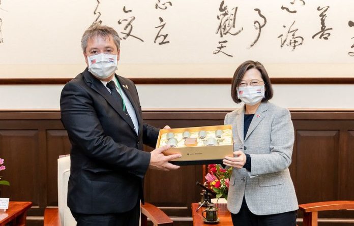 Diputado Carlos María López y la presidenta de Taiwán, Tsai Ing-wen. Foto: Gentileza.