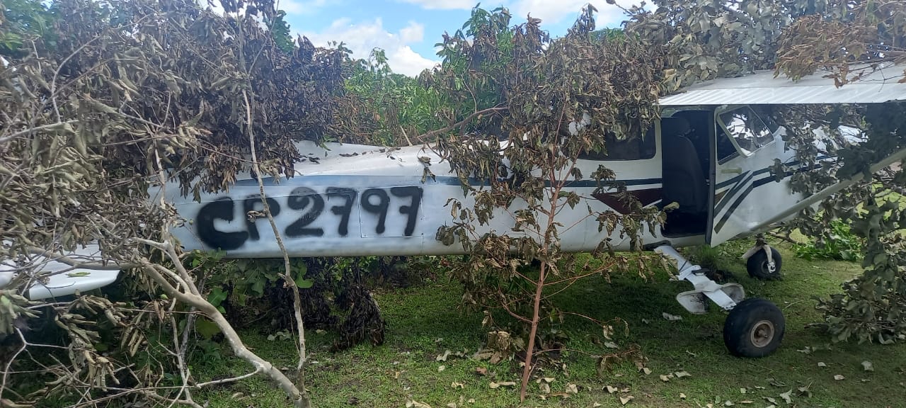 La aeronave CESSNA 182, robada en Caaguazú y ubicada en territorio boliviano. Foto: Policía Nacional.