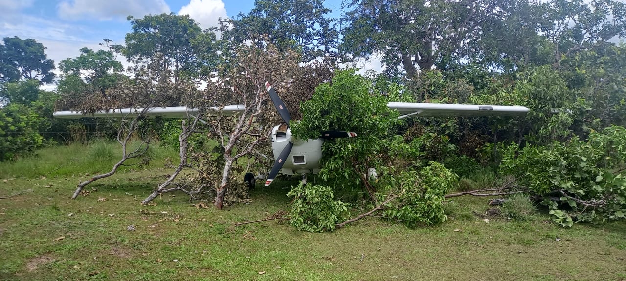 La aeronave CESSNA 182, robada en Caaguazú y ubicada en territorio boliviano. Foto: Policía Nacional