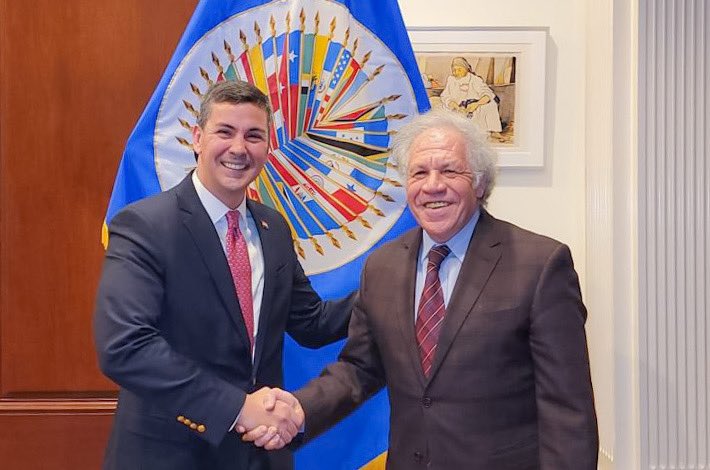 Santiago Peña con Luis Almagro. Foto: Gentileza.