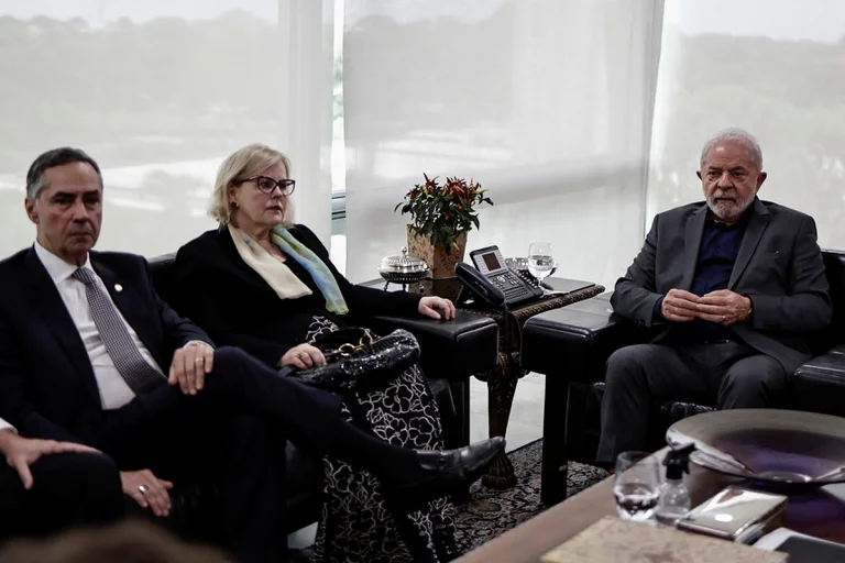 Lula da Silva junto a la presidente del Tribunal Supremo Federal, Rosa Weber, en Planalto. Foto: Infobae