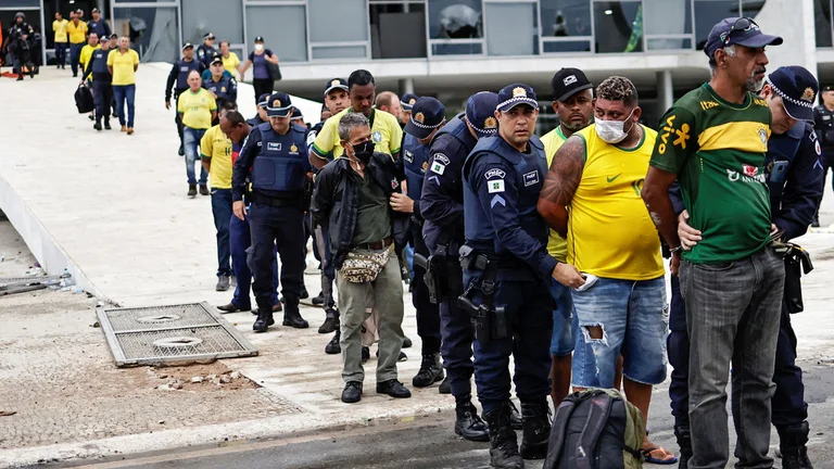 Se estima en más de 1.500 los detenidos tras los hechos de violencia del domingo. Foto: Infobae