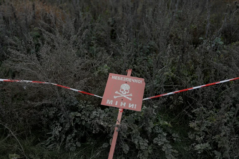 Una señal de peligro de minas cerca de la carretera princial a Kherson, Ucrania. Foto: Infobae