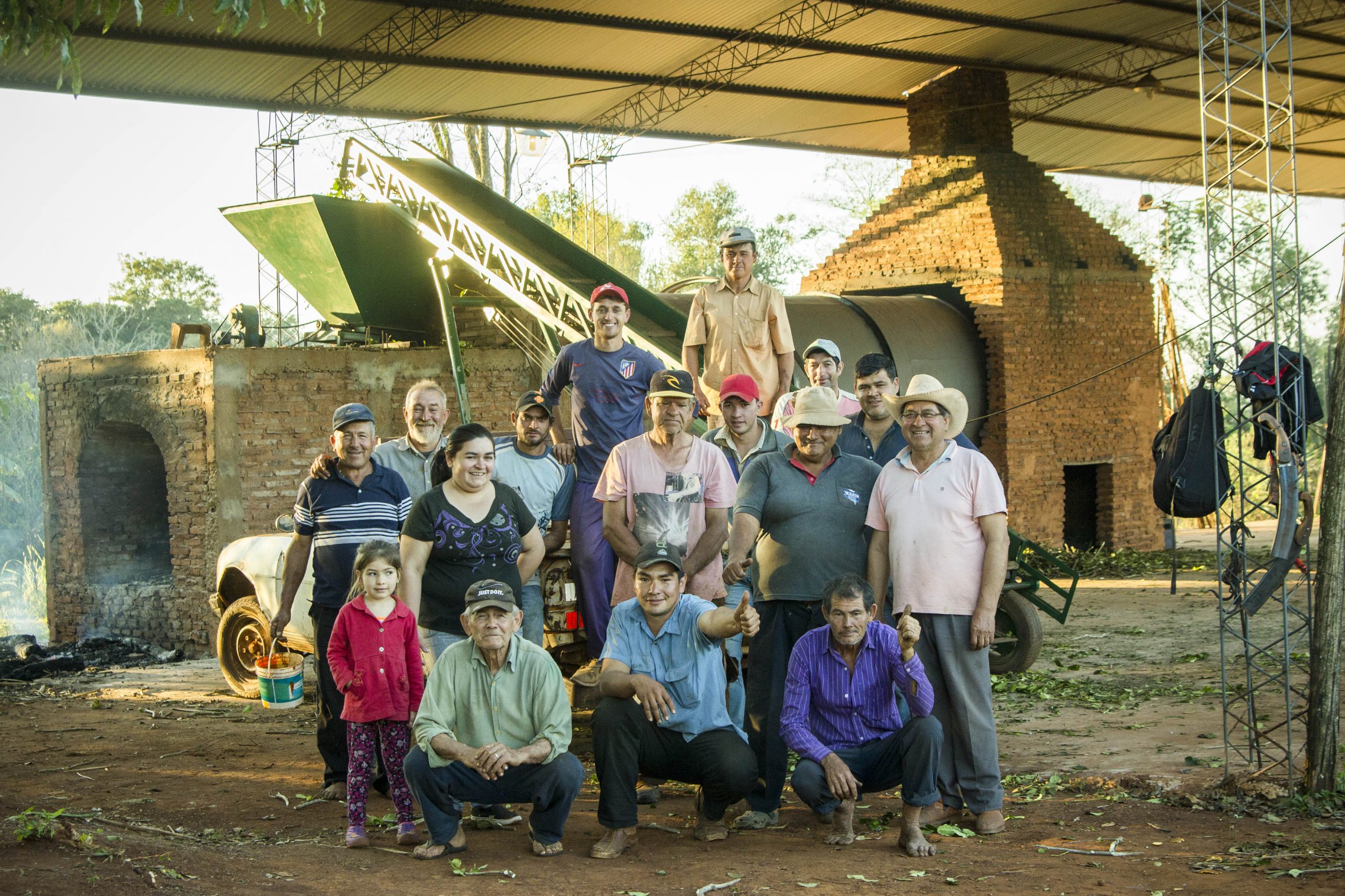 Productores agroecológicos de yerba mate posan frente a la planta procesadora. Foto: Gentileza