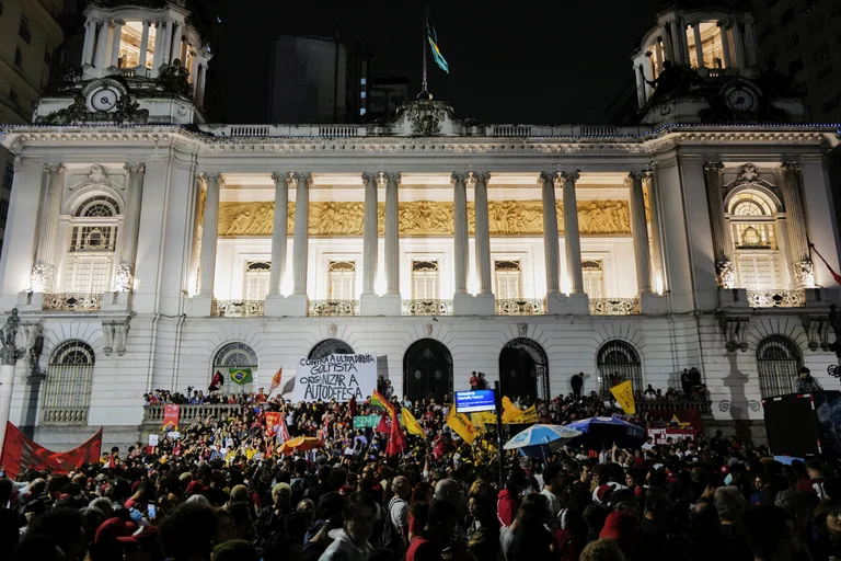 Cientos de manifestantes se reunieron en Sao Paulo en defensa de la democracia. Foto: Infobae