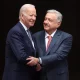 Joe Biden saluda al presidente de México, Andrés Manuel López Obrador. Foto: El País