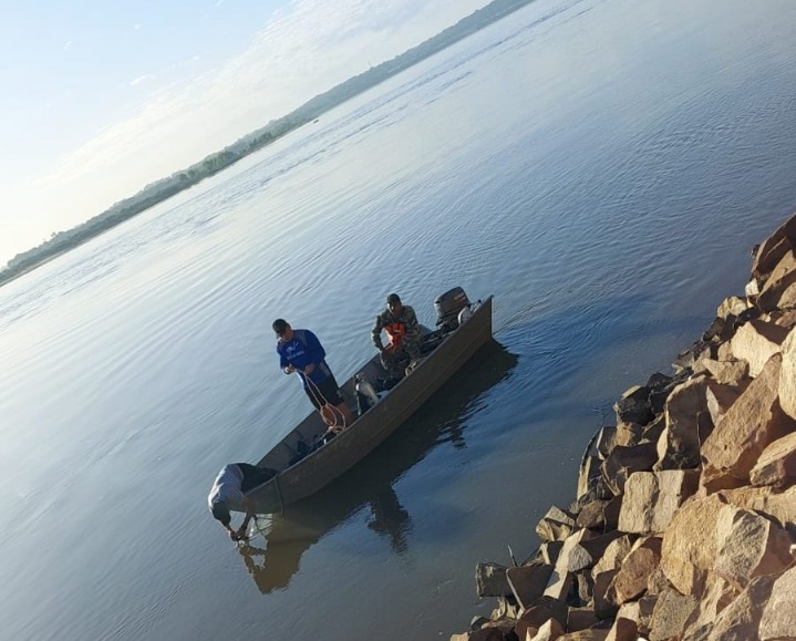 Agentes de la Prefectura Naval buscan el cuerpo del niño. Foto: Armada Paraguaya.