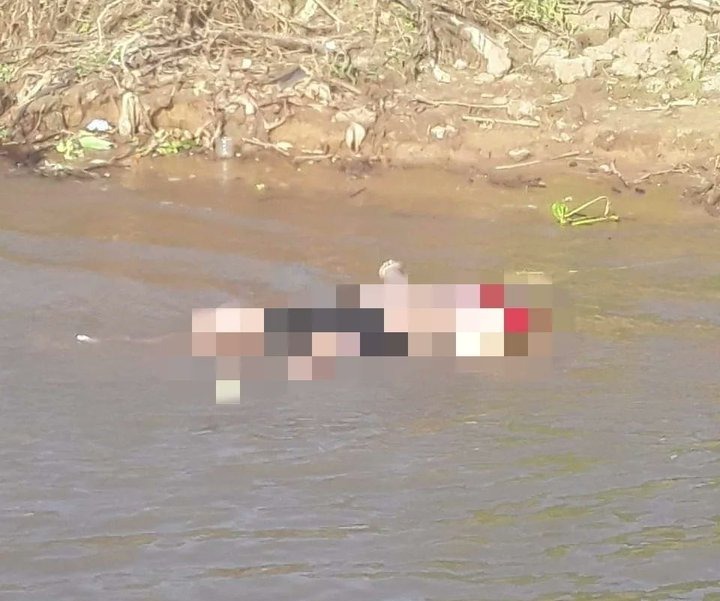 El cuerpo se trasladó hasta la orilla para su identificación. Foto: Armada Paraguaya.