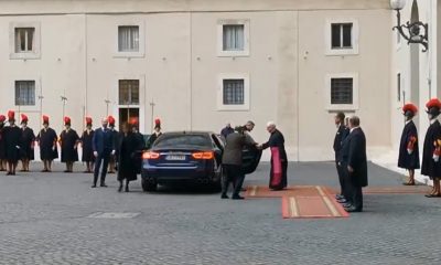 Mario Abdo Benítez llegando con la primera dama a la ciudad del Vaticano. Foto: Captura de vídeo