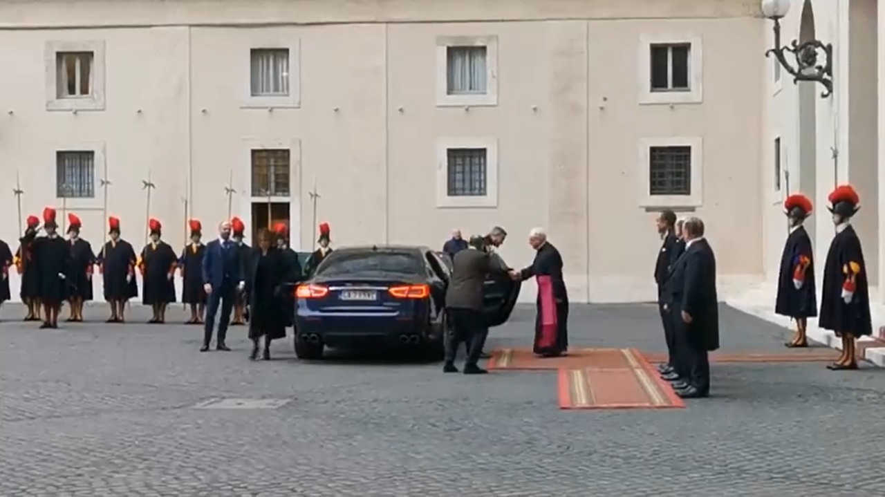 Mario Abdo Benítez llegando con la primera dama a la ciudad del Vaticano. Foto: Captura de vídeo