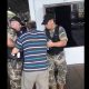 Los militares redujeron al adulto mayor a los golpes. (Captura video)