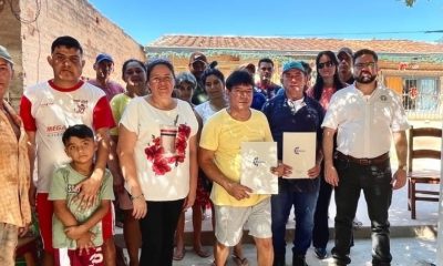 Artesanos de Areguá reciben el documento de manos del ministro Rubén Capdevila. Cortesía