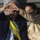 El nuevo presidente de Brasil, Luiz Inacio Lula da Silva, junto a la primera dama, Rosángela da Silva (d), hace un corazón con los dedos en el Palacio del Planalto. Foto: eldiario.es