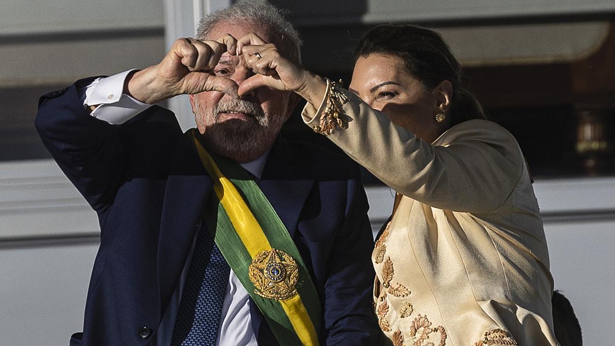 El nuevo presidente de Brasil, Luiz Inacio Lula da Silva, junto a la primera dama, Rosángela da Silva (d), hace un corazón con los dedos en el Palacio del Planalto. Foto: eldiario.es