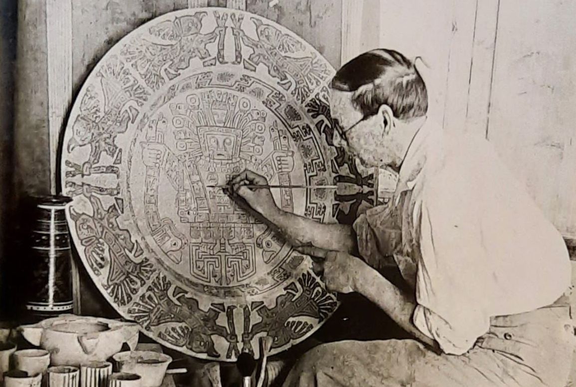 Andrés Campos Cervera pintando el plato “Viracocha", 1923. Colección privada. Cortesía