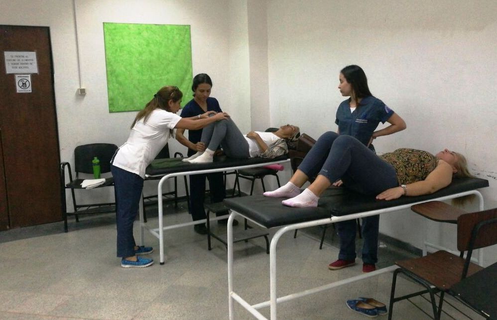 El Departamento de Kinesiología del Hospital de Clínicas atiende a pacientes con afecciones de columna, cuyo tratamiento tiene por objetivo disminuir los síntomas. (Foto: Prensa Clínicas)