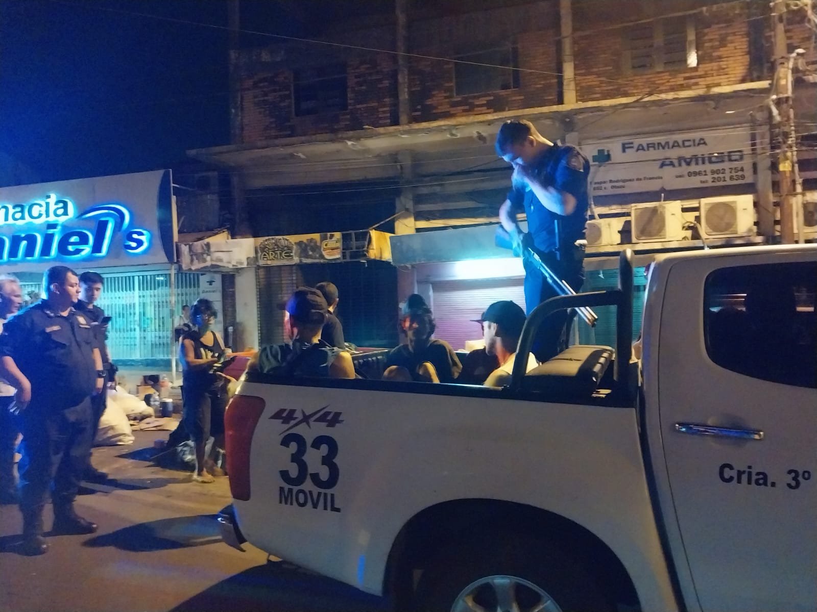 El procedimiento arrojó varios detenidos. Foto: Juan Villalba.