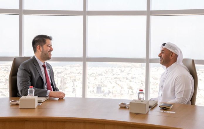 José Agüero Ávila con Abdullah Nasser Lootah. Foto: Ministerio de Relaciones Exteriores.