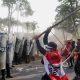 Manifestantes se enfrentan a la policía durante la marcha de este jueves, en Lima. Foto: El País