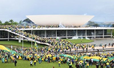 Simpatizantes del expresidente brasileño Jair Bolsonaro realizan una manifestación en la Explanada de los Ministerios en Brasilia. Foto: Infobae