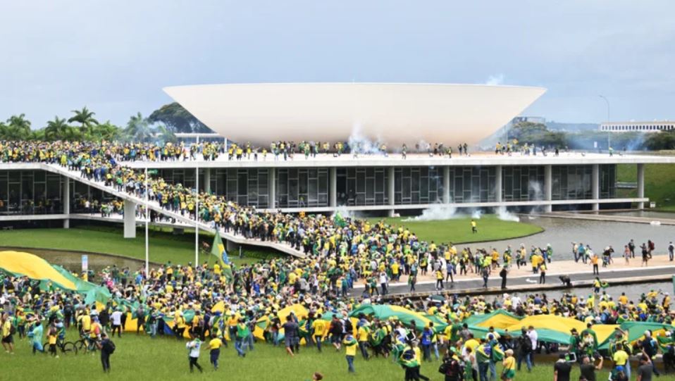 Simpatizantes del expresidente brasileño Jair Bolsonaro realizan una manifestación en la Explanada de los Ministerios en Brasilia. Foto: Infobae