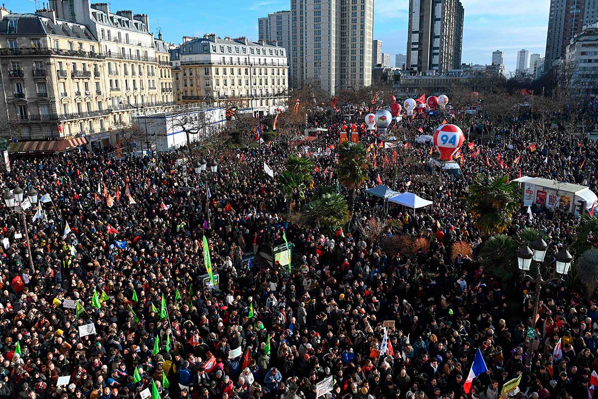 Manifestantes franceses se reúnen en la plaza Place d'Italie para una manifestación, este martes 31 de enero. Foto: AFP